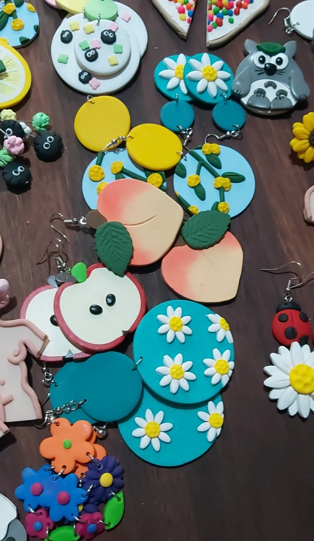 Lots of fun making all these earrings now i get to share them with you.